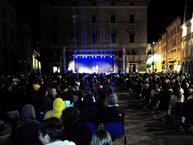 pintus-spettacolo-piazza-li