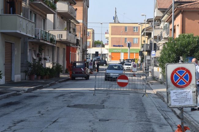 via-adua-lavori-segnaletica-cambio-di-senso-civitanova-2-650x433