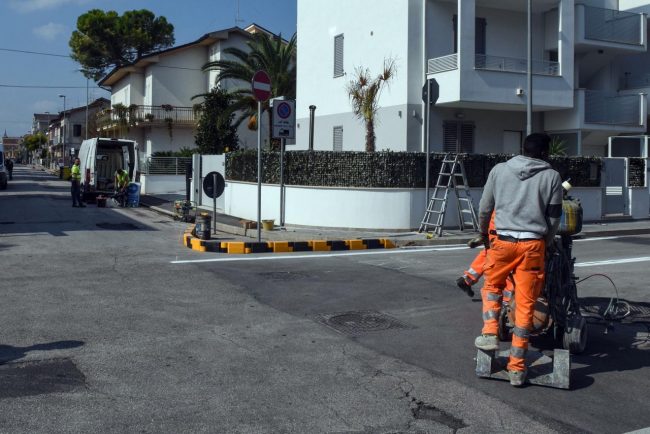 via-adua-lavori-segnaletica-cambio-di-senso-incrocio-via-castelfidardo-civitanova