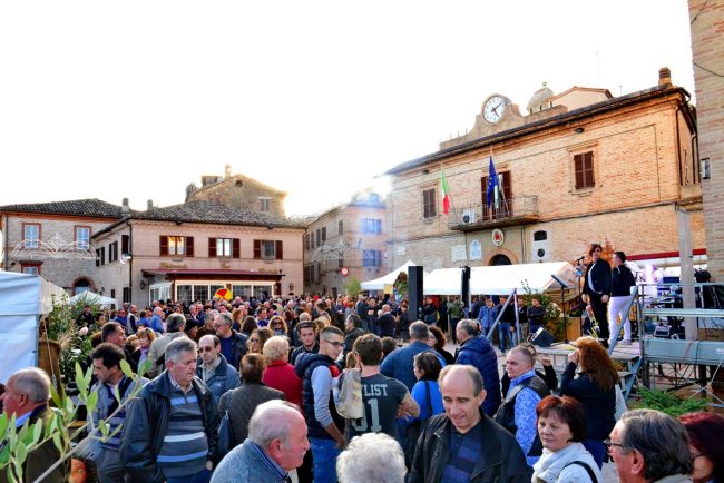4-la-piazza-nelledizione-Castagnata-2016-650x434