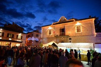 5-la-piazza-nelledizione-Castagnata-2016-325x217