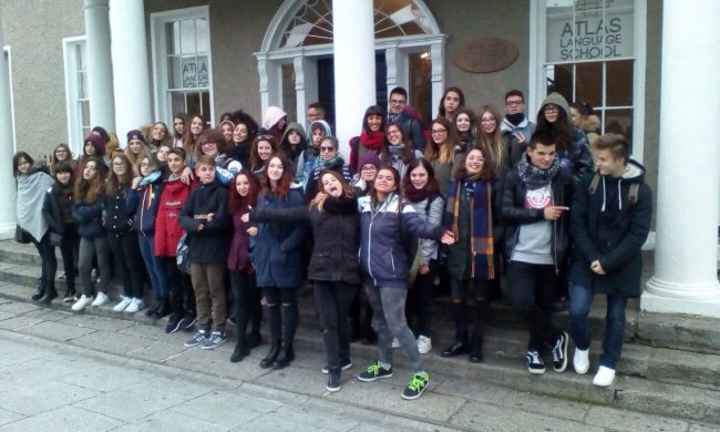 Gruppo-davanti-alla-scuola