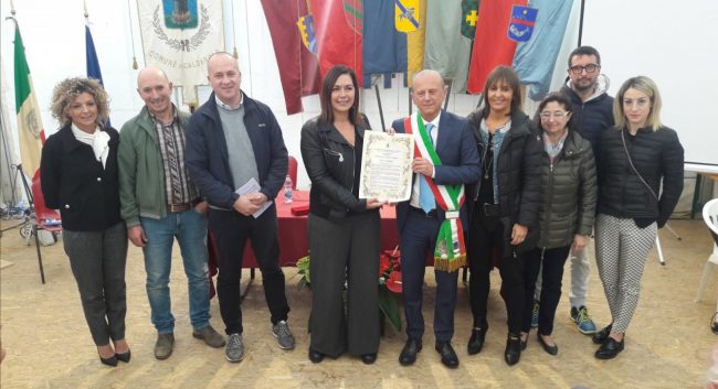 Paola-Gazzolo-cittadina-onoraria-di-Caldarola.-2-650x353
