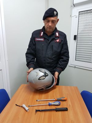 auto_rubata_arnesi-da-scasso-1-300x400