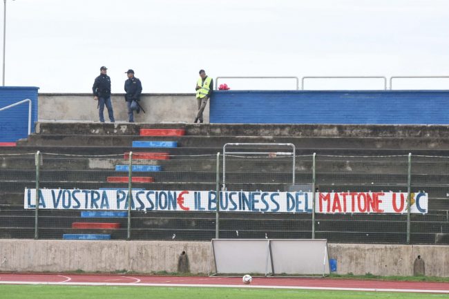 civitamovese-urbis-salvia-striscione-ultras-calcio-FDM-1-650x433