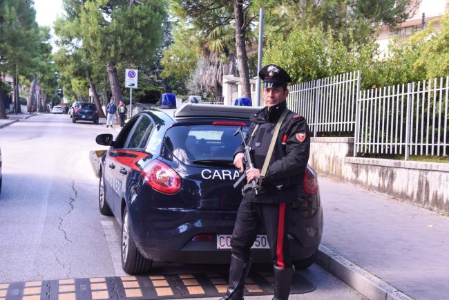 controlli-carabinieri-e-cinofili-scuola-ipsia-civitanova-FDM-1-650x434