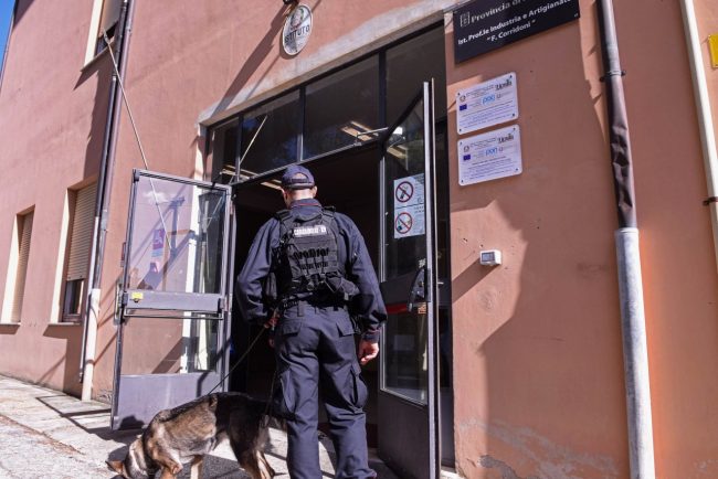 controlli-carabinieri-e-cinofili-scuola-ipsia-civitanova-FDM-6-650x434