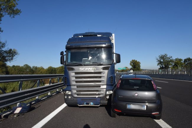 incidenta-camion-auto-autostrada-a14-civitanova-pse-FDM-1-650x434