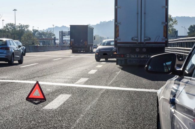 incidenta-camion-auto-autostrada-a14-civitanova-pse-FDM-3-650x433
