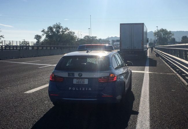 incidenta-camion-auto-autostrada-a14-civitanova-pse-FDM-5-650x447