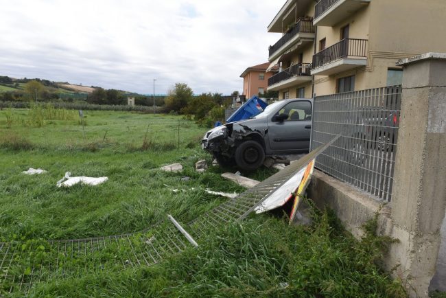 incidente-auto-contro-recinzione-market-ppp-FDM-1-650x434
