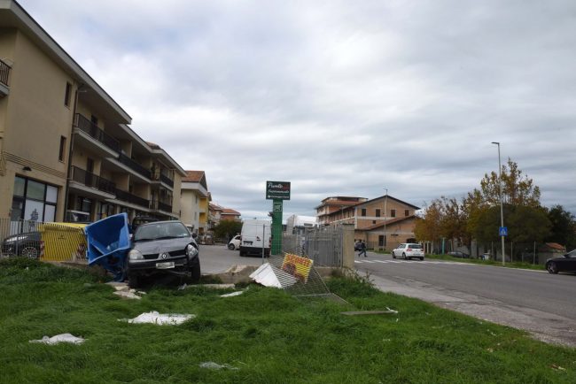 incidente-auto-contro-recinzione-market-ppp-FDM-2-650x434