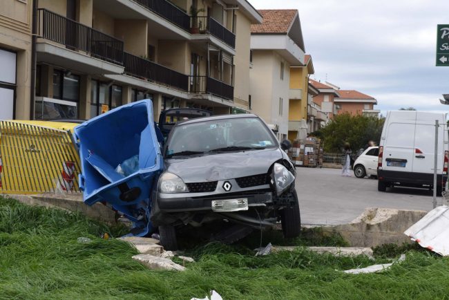 incidente-auto-contro-recinzione-market-ppp-FDM-3-650x434