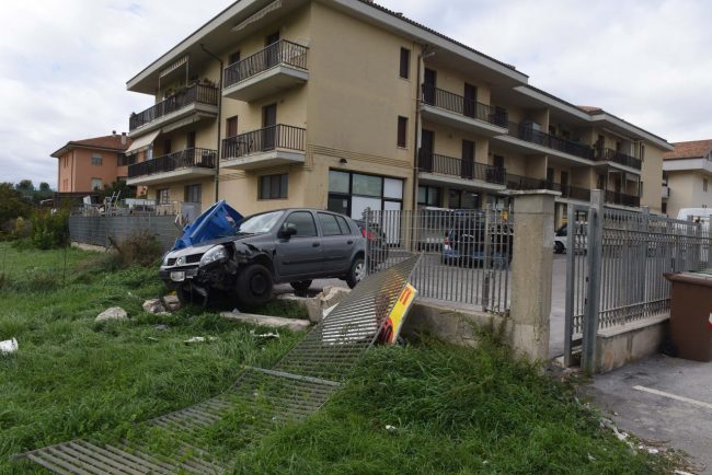 incidente-auto-contro-recinzione-market-ppp-FDM-4-650x434