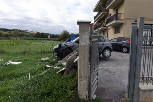 incidente-auto-contro-recinzione-market-ppp-FDM-5-650x434