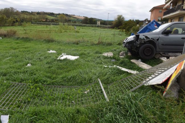 incidente-auto-contro-recinzione-market-ppp-FDM-6-650x434