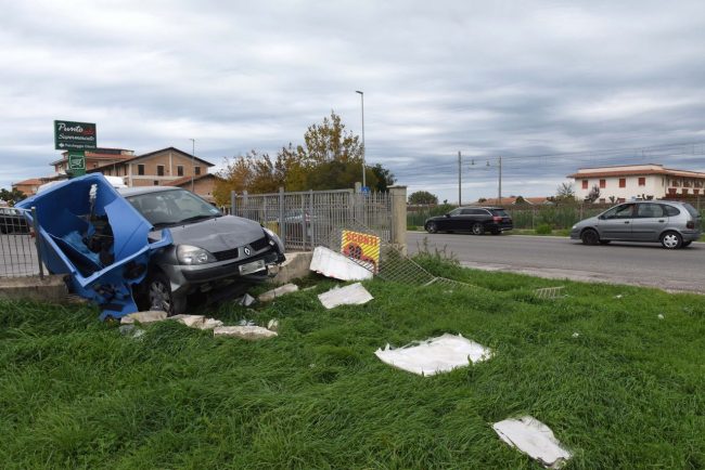 incidente-auto-contro-recinzione-market-ppp-FDM-7-650x434