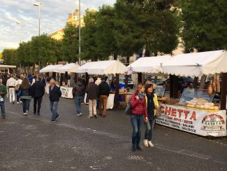 mercatini-piazza-1-325x244