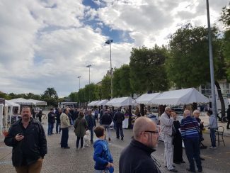 mercatini-piazza-2-325x244