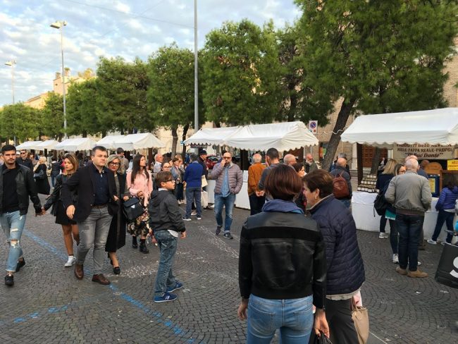 mercatini-piazza-3-650x488