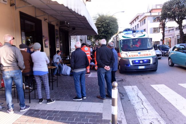 soccorso-a-ubriaco-bar-giardino-ambulanza-polizia-civitanova-1-650x434