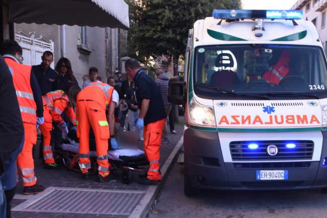 soccorso-a-ubriaco-bar-giardino-ambulanza-polizia-civitanova-2-650x434