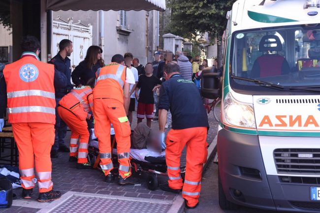 soccorso-a-ubriaco-bar-giardino-ambulanza-polizia-civitanova-3-650x434