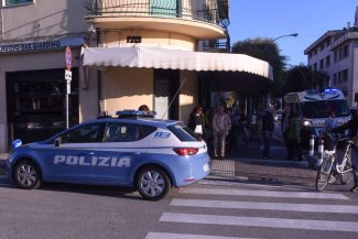 soccorso-a-ubriaco-bar-giardino-ambulanza-polizia-civitanova-4-325x217