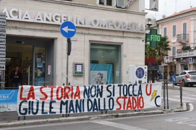 striscione-ultras-giù-le-mano-dallo-stadio-civitanovese