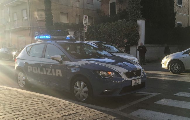 uomo-lancia-birra-contro-auto-via-cecchetti-civitanova-1-650x409