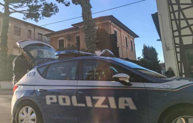 uomo-lancia-birra-contro-auto-via-cecchetti-civitanova-2-650x416