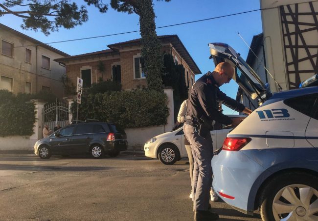 uomo-lancia-birra-contro-auto-via-cecchetti-civitanova-3-650x453