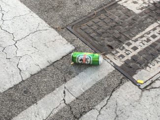 uomo-lancia-birra-contro-auto-via-cecchetti-civitanova-5-325x244