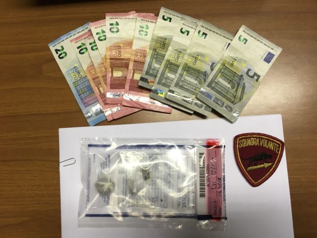 24-Novembre-Piazza-garibaldi-Droga-e-denaro-sequestrati-e1511615815496-650x488