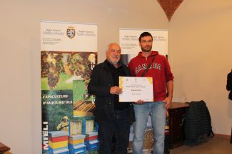Alvaro-Caramanti-premia-i-migliori-apicoltori-valdostani