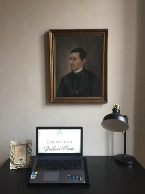 Interno-del-Centro-studi-con-il-ritratto-di-don-Ciaramponi-zio-di-Dolores-Prato