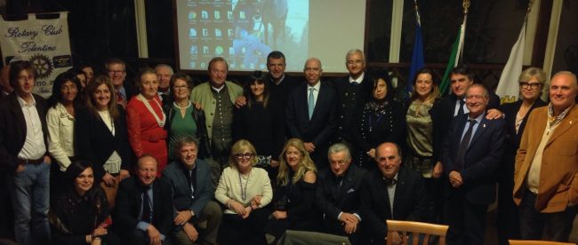 ROTARY-DONAZIONE-GRUPPO-foto