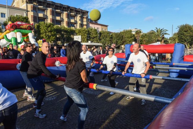 calcio-balilla-umano-piazza-civitanova-FDM-1-650x434