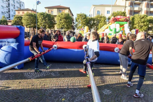 calcio-balilla-umano-piazza-civitanova-FDM-2-650x434