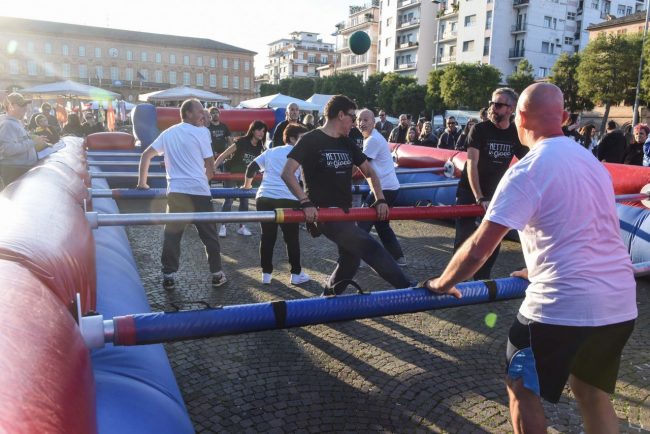 calcio-balilla-umano-piazza-civitanova-FDM-3-650x434
