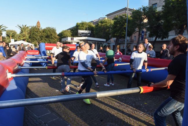 calcio-balilla-umano-piazza-civitanova-FDM-4-650x434