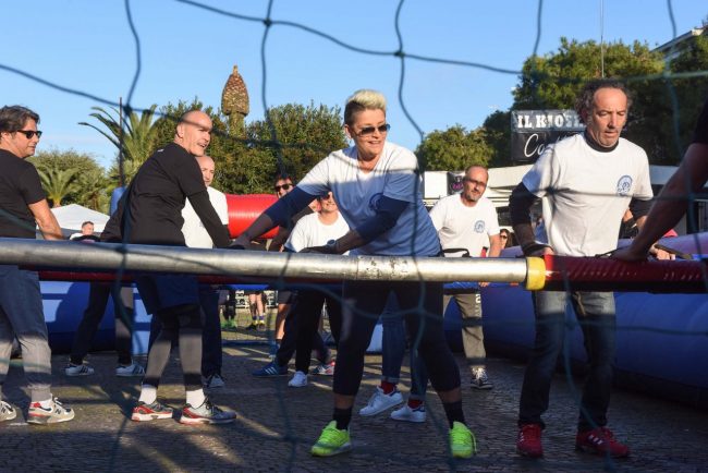 calcio-balilla-umano-piazza-civitanova-FDM-6-650x434