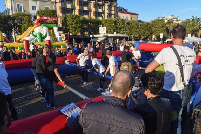 calcio-balilla-umano-piazza-civitanova-FDM-7-650x434