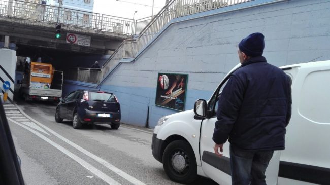 camion-bloccato-sottopasso-buozzi-civitanova