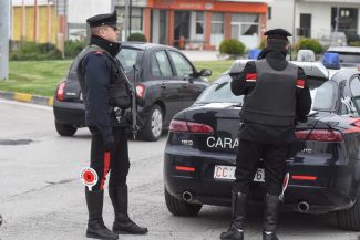 controlli-carabinieri-arkiv-rotonda-pellegrini-civitanova-FDM-2-325x217
