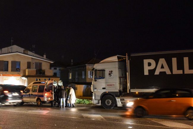 incidente-camion-auto-rotonda-pellegrini-civitanova-1-650x434