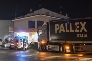incidente-camion-auto-rotonda-pellegrini-civitanova-2-325x217