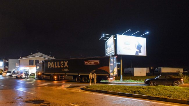 incidente-camion-auto-rotonda-pellegrini-civitanova-3-650x367
