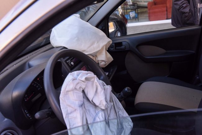 incidente-scontro-tra-auto-via-alighieri-civitanova-FDM-2-650x434