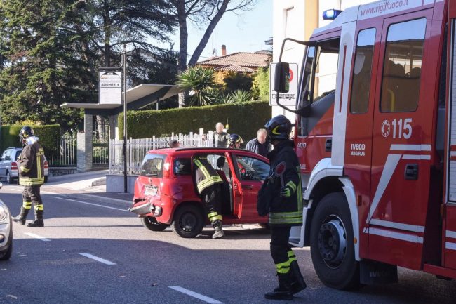 incidente-scontro-tra-auto-via-alighieri-civitanova-FDM-3-650x433